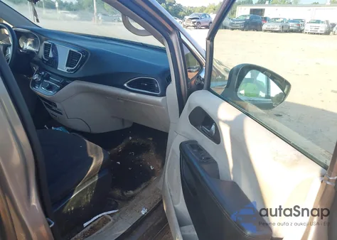 2017 Chrysler Pacifica Touring z USA, uszkodzony, nr VIN 2C4RC1DGXHR729815